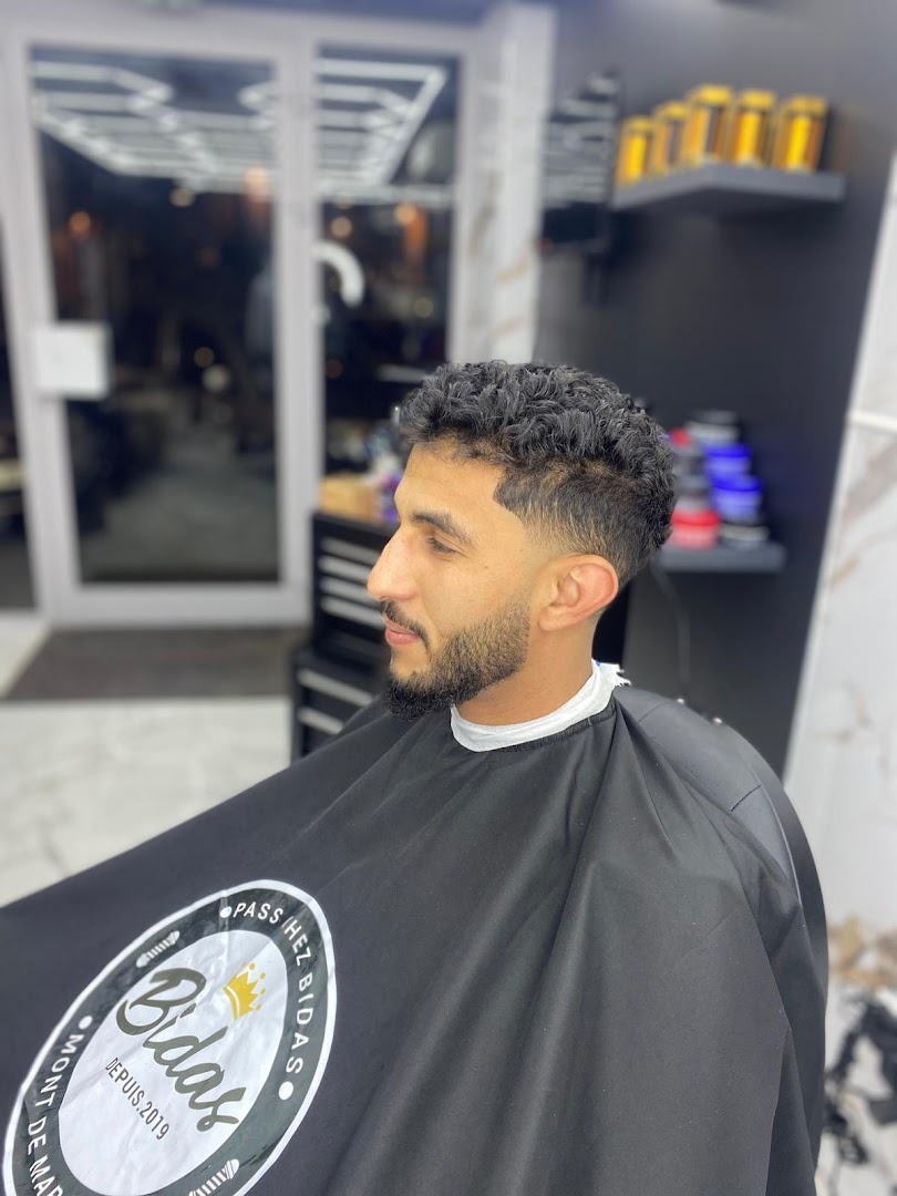 Coupe bouclée et dégradé net — barbier Pass chez Bidas